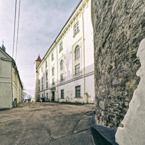 Bild: Rīga - Das Schloss am nördlichen Rand der Altstadt von der Daugavas gāte aus gesehen. Diese Seite des Schlosses wurde bisher nicht restauriert. OLYMPUS OM-D E-M1 MarkII mit M.ZUIKO DIGITAL ED 7‑14mm 1:2.8 PRO - ISO 200 ¦ f/7,1 ¦ 7 mm ¦ 1/60 s ¦ kein Blitz. Klicken Sie auf das Bild um es zu vergrößern.