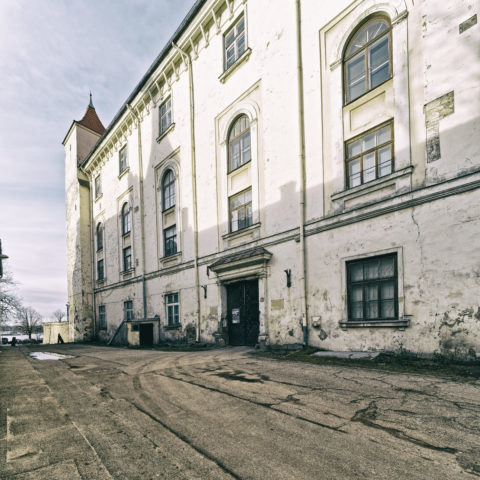 Bild: Rīga - Das Schloss am nördlichen Rand der Altstadt von der Daugavas gāte aus gesehen. Diese Seite des Schlosses wurde bisher nicht restauriert. OLYMPUS OM-D E-M1 MarkII mit M.ZUIKO DIGITAL ED 7‑14mm 1:2.8 PRO - ISO 200 ¦ f/7,1 ¦ 7 mm ¦ 1/60 s ¦ kein Blitz. Klicken Sie auf das Bild um es zu vergrößern.