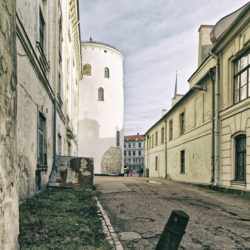 Bild: Rīga - Das Schloss am nördlichen Rand der Altstadt von der Daugavas gāte aus gesehen. Diese Seite des Schlosses wurde bisher nicht restauriert. OLYMPUS OM-D E-M1 MarkII mit M.ZUIKO DIGITAL ED 7‑14mm 1:2.8 PRO - ISO 200 ¦ f/7,1 ¦ 12 mm ¦ 1/60 s ¦ kein Blitz. Klicken Sie auf das Bild um es zu vergrößern.