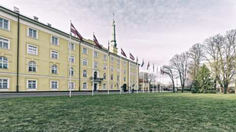Bild: Rīga - Das Schloss am nördlichen Rand der Altstadt vom Pils laukums aus gesehen. OLYMPUS OM-D E-M1 MarkII mit M.ZUIKO DIGITAL ED 7‑14mm 1:2.8 PRO - ISO 200 ¦ f/5,6 ¦ 7 mm ¦ 1/60 s ¦ kein Blitz. Klicken Sie auf das Bild um es zu vergrößern.