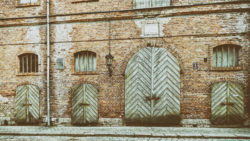Bild: Rīga - Historisches Speicherhaus in der Arsenāla iela in der Nähe des Schlossplatzes. Dutzende Türen und Tore dienten zum Aufnehmen und Absetzen der Waren. Rīga war vor dem Ersten Weltkrieg eine der wichtigsten Handelsstädte des Russischen Kaiserreiches und sein Tor zum Westen. Klicken Sie auf das Bild um es zu vergrößern.