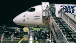 Bild: Die Airline airBaltic stellt ab dem 17.03.2020 alle internationalen Flüge ein. Moderne Bombardier C-Series bzw. Airbus A220 Maschine der airBaltic. Aufnahme vom Oktober 2017. Klicken Sie auf das Bild um es zu vergrößern.