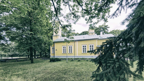 Image: The neighborhood of Sarkandaugava in the Nortern district of Rīga. Orthodox Church on Meža prospekts. Click on the image to enlarge it.