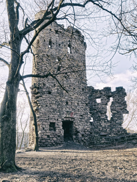 Image: The neighborhood of Sarkandaugava in the Nortern district of Rīga. Artificial castle ruin in Aldara parks. Click on the image to enlarge it.