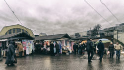 Bild: In diesen Kiosken am Zentralmarkt von Rīga an der Gogoļa iela wurden illegale Zigaretten verkauft. Deshalb wurde seitens der Stastverwaltung Mitte Januar 2020 mit dem Abriss der Kioske begonnen. Der Zentralmarkt hatte das Areal an einen privaten Betreiber verpachtet. Aufnahme vom Dezember 2013. Klicken Sie auf das Bild um es zu vergrößern.