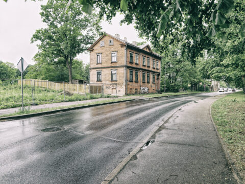 Image: OImage: One of the typical wooden houses in the district of Torņakalns in Rīga. Click on the image to enlarge it. Recording: © Copyright May 2019 by Birk Karsten Ecke.ne of the typical wooden houses in the district of Torņakalns in Rīga. Click on the image to enlarge it. Recording: © Copyright May 2019 by Birk Karsten Ecke. Click on the image to enlarge it.
