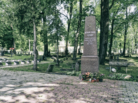 Image: In some places in Riga you can still find monuments to the soldiers of the Red Army. At the small Russian Orthodox Church Нерукотворенного образа Спасителя (Kristus Pestītāja svētbildes pareizticīgo baznīca) in the Torņakalns district of Rīga. Click on the image to enlarge it. Recording: © Copyright June 2017 by Birk Karsten Ecke.