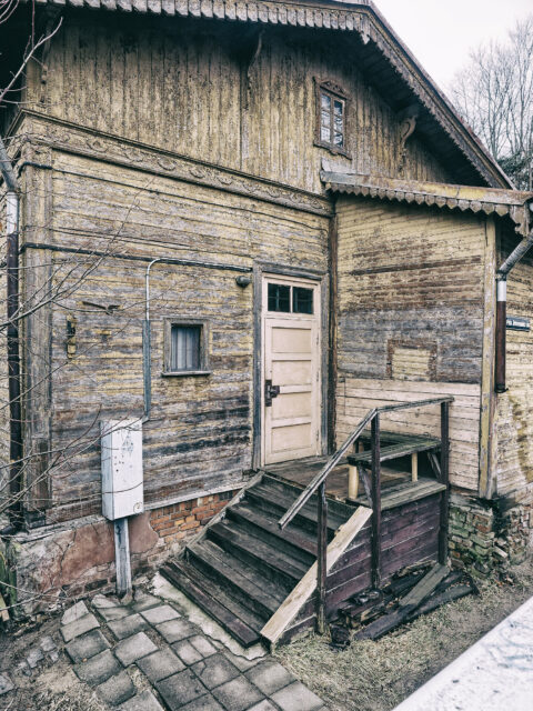 Image: Near Torņakalns Train Station on the left hand bank of the Daugava River in Rīga. One of the typical wooden houses of this district. Click on the image to enlarge it. Recording: © Copyright December 2014 by Birk Karsten Ecke.