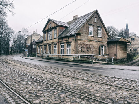 Image: Near Torņakalns Train Station on the left hand bank of the Daugava River in Rīga. One of the typical wooden houses of this district. Click on the image to enlarge it. Recording: © Copyright December 2014 by Birk Karsten Ecke.